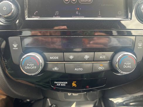 Used 2019 Nissan Rogue SV image 18