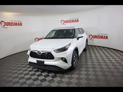 Used 2023 Toyota Highlander XLE AWD/4WD image 1
