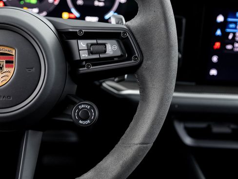 Certified 2025 Porsche Cayenne E-Hybrid Coupe image 16