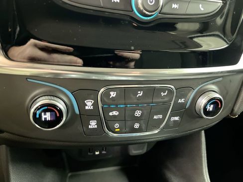 Used 2021 Chevrolet Traverse LT image 15