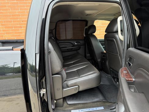 Used 2013 GMC Sierra 2500 Denali w/ Suspension Package, Off-Road AWD/4WD image 18
