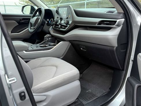 Used 2022 Toyota Highlander LE image 11