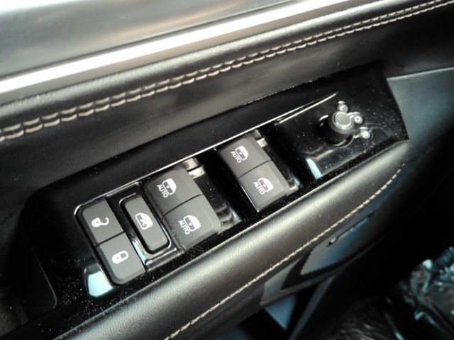 Used 2025 Jeep Wagoneer L Series II AWD/4WD image 36