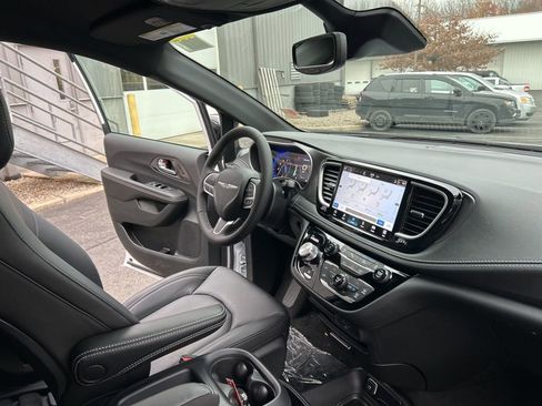 New 2026 Chrysler Pacifica Select AWD/4WD image 42