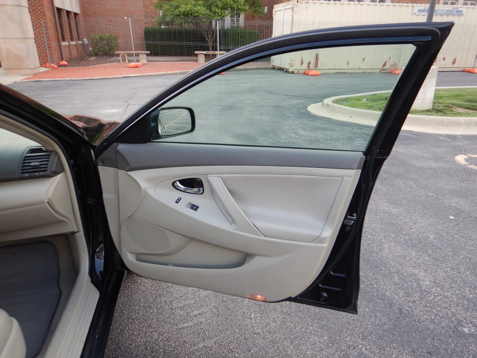 Used 2010 Toyota Camry LE FWD image 19