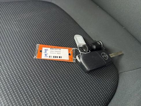 Used 2021 Toyota RAV4 LE AWD/4WD image 27
