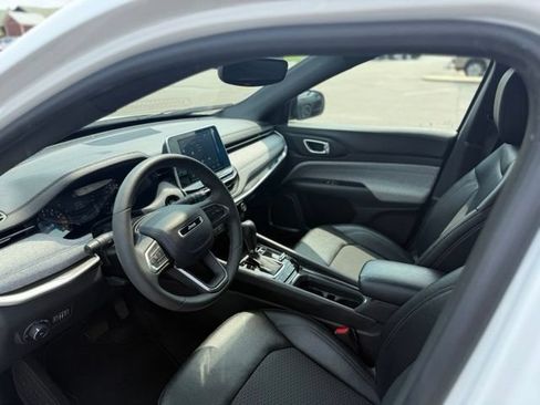 Used 2025 Jeep Compass Latitude AWD/4WD image 9