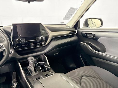 Certified 2023 Toyota Highlander L FWD image 29