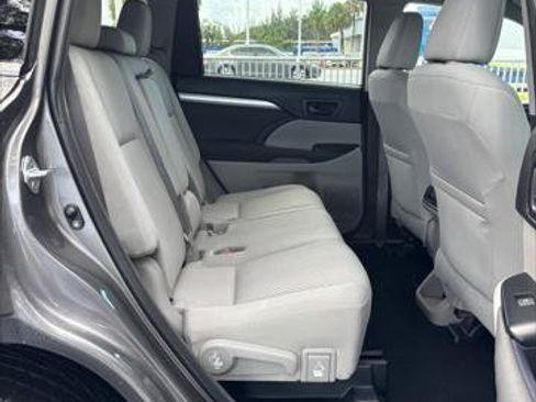 Used 2018 Toyota Highlander LE FWD image 30