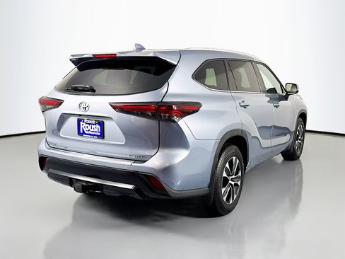 Used 2024 Toyota Highlander XLE AWD/4WD image 5