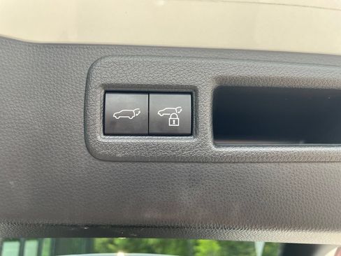 Used 2021 Toyota Venza LE w/ Carpet Mat Package (TMS) AWD/4WD image 7