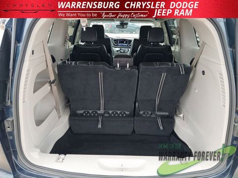 Used 2023 Chrysler Pacifica Touring-L FWD image 33