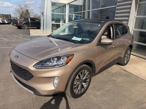 Used 2020 Ford Escape Titanium image 2