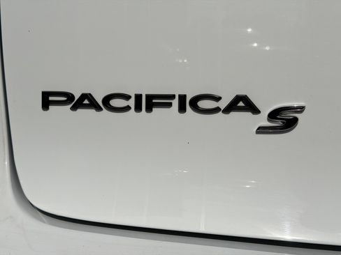 Used 2024 Chrysler Pacifica Limited image 11