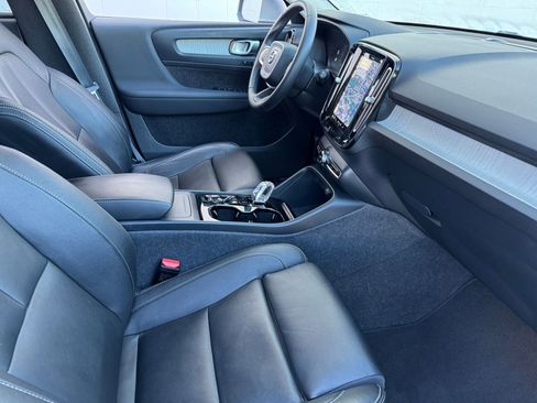 Used 2024 Volvo XC40 B5 Plus image 8