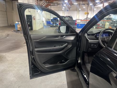 Used 2023 Jeep Grand Cherokee Altitude AWD/4WD image 18