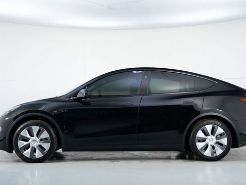 Used 2024 Tesla Model Y 2WD image 9