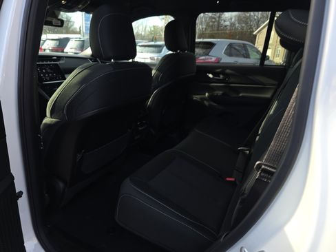 New 2025 Jeep Grand Cherokee Laredo image 13