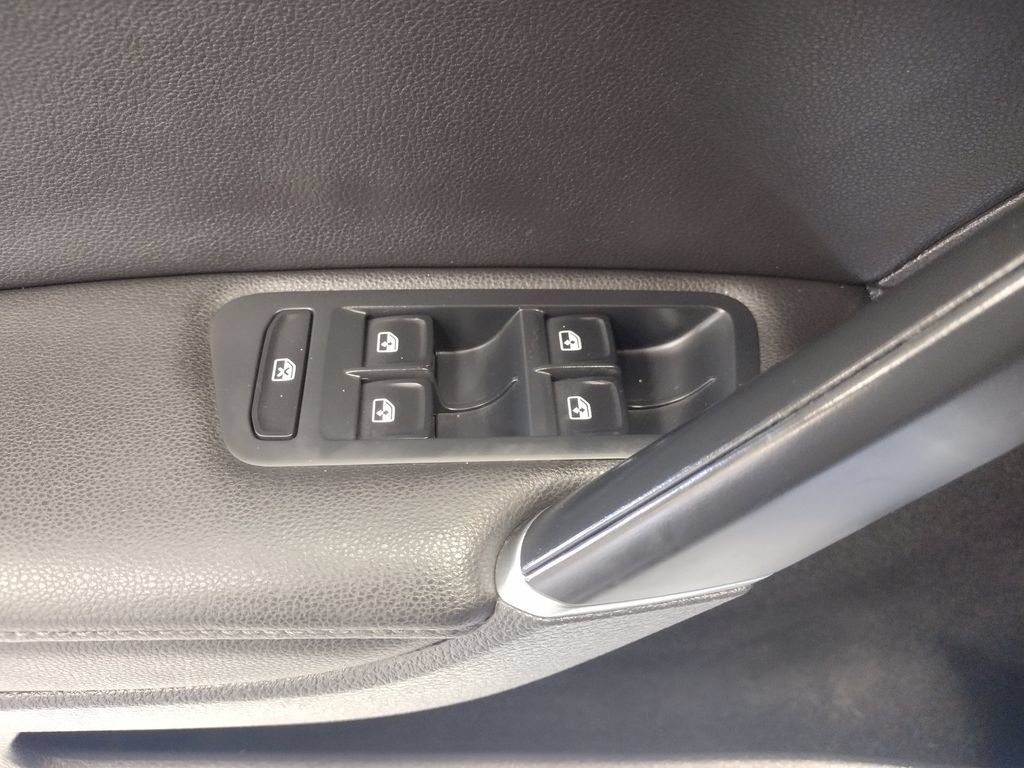 Used 2016 Volkswagen Golf SE FWD image 19