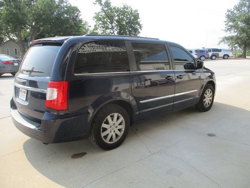 Used 2014 Chrysler Town & Country Touring FWD image 16