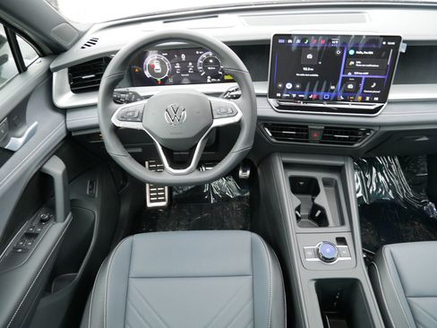 New 2026 Volkswagen Tiguan SE R-Line image 9