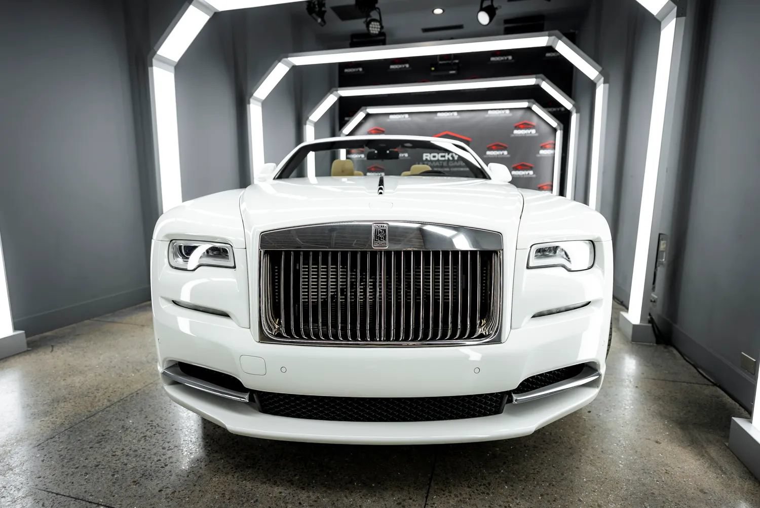 Used 2016 Rolls-Royce Dawn RWD image 3