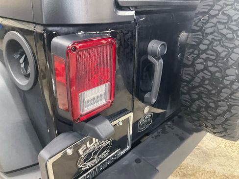 Used 2017 Jeep Wrangler Unlimited Rubicon w/ Cold Weather Group image 22