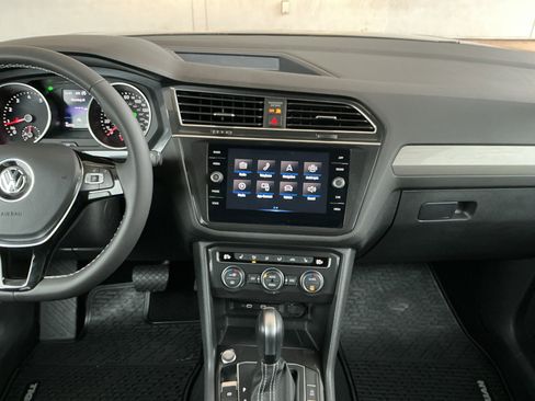 Used 2021 Volkswagen Tiguan SE w/ Panoramic Sunroof Package image 9