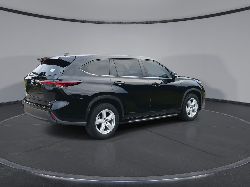 Used 2024 Toyota Highlander LE FWD image 8