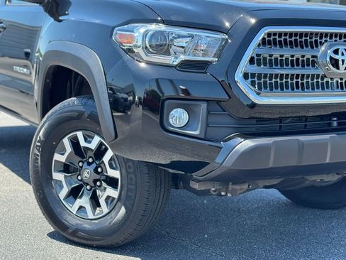 Used 2017 Toyota Tacoma TRD Off-Road AWD/4WD image 3