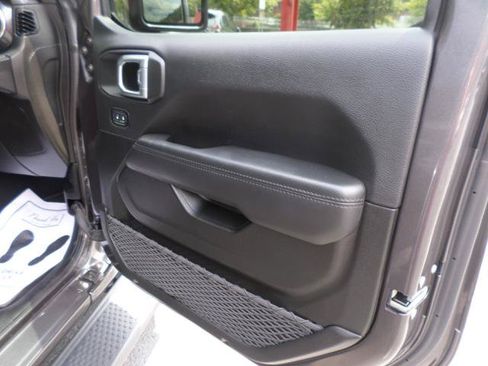 Used 2022 Jeep Wrangler Unlimited Sahara AWD/4WD image 36