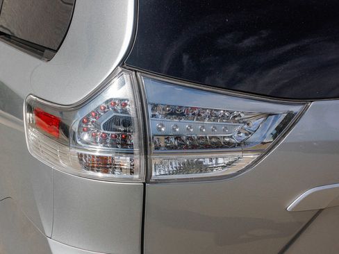 Used 2020 Toyota Sienna SE w/ Carpet Mat Package image 9