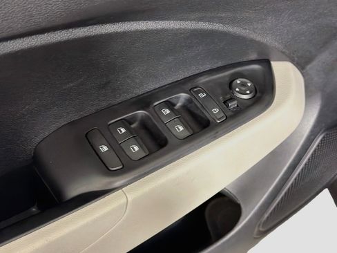 Used 2025 Hyundai Venue SEL FWD image 15