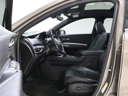 Used 2020 Cadillac XT4 Premium Luxury w/ Technology Package FWD image 17