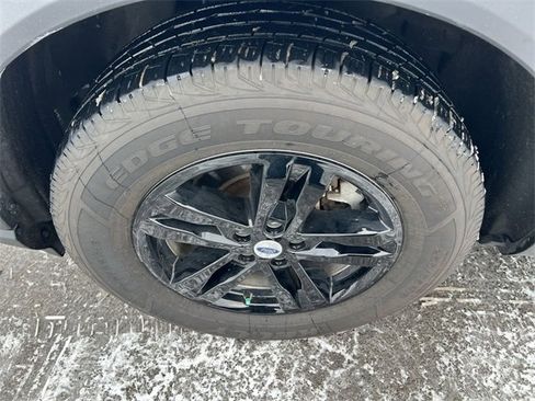 Used 2022 Ford Explorer XLT image 12