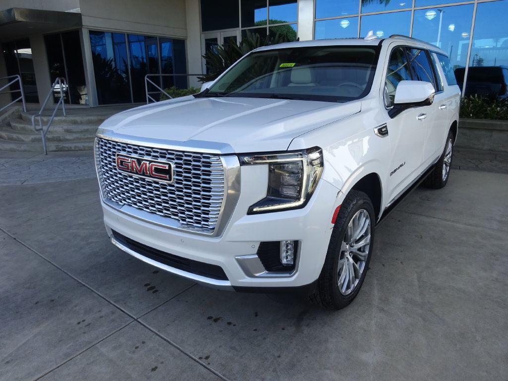 Certified 2022 GMC Yukon XL Denali w/ Denali Premium Package AWD/4WD image 3