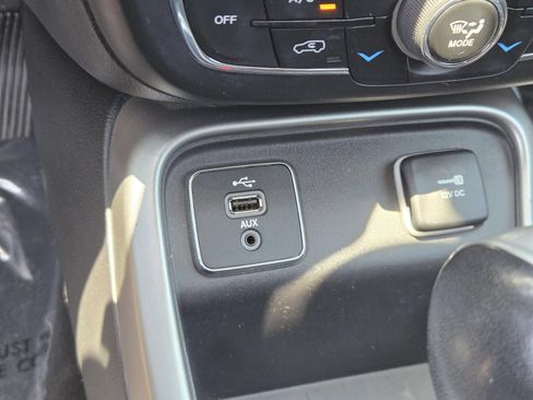 Used 2018 Jeep Compass Latitude w/ Popular Equipment Group FWD image 15