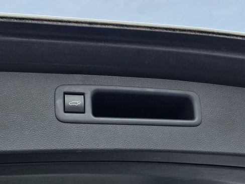Used 2021 Toyota Highlander XLE FWD image 31