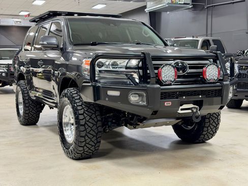 Used 2019 Toyota Land Cruiser image 14