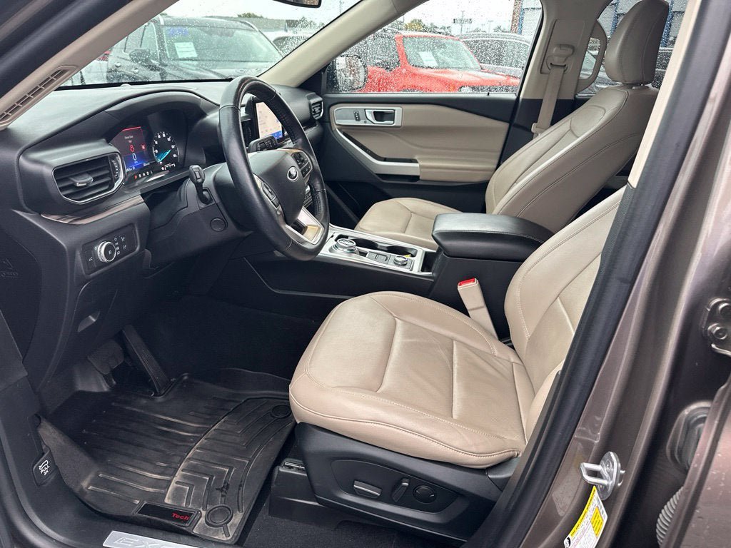 Used 2021 Ford Explorer Limited w/ Equipment Group 301A AWD/4WD image 13