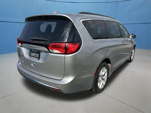 Used 2017 Chrysler Pacifica Touring-L w/ Tire & Wheel Group FWD image 11