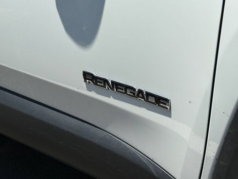 Used 2023 Jeep Renegade Latitude AWD/4WD image 8