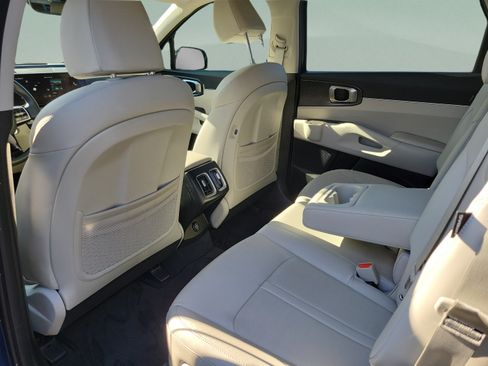 Certified 2025 Kia Sorento S FWD image 6