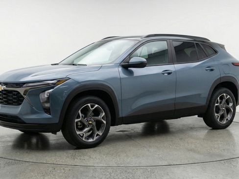 Used 2025 Chevrolet Trax LT image 3