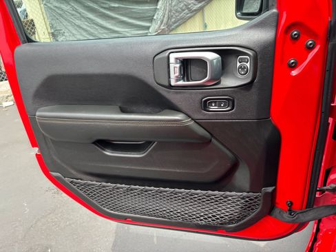 Used 2025 Jeep Wrangler Unlimited Sahara AWD/4WD image 18