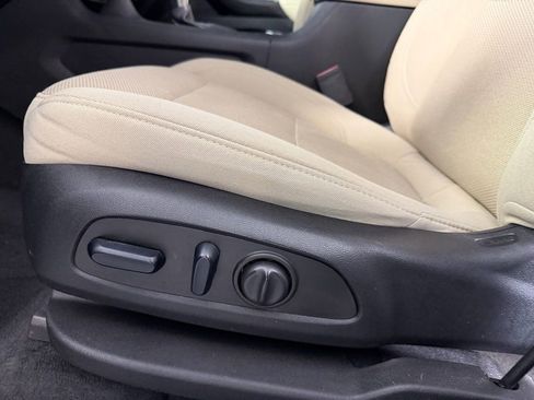 Used 2023 Chevrolet Traverse LT image 21