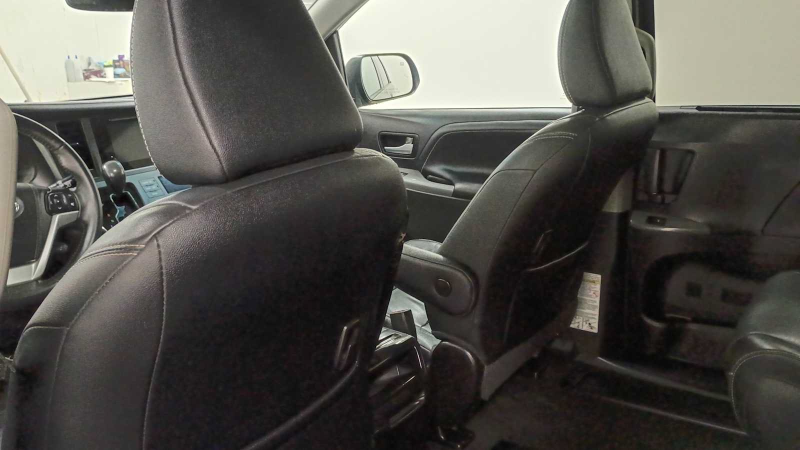 Certified 2017 Toyota Sienna SE w/ SE Preferred Package FWD image 27