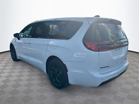 Used 2023 Chrysler Pacifica Limited w/ Uconnect Theater Family Group image 8
