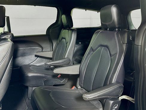 Used 2021 Chrysler Pacifica Touring-L w/ Uconnect Theater Family Group AWD/4WD image 21