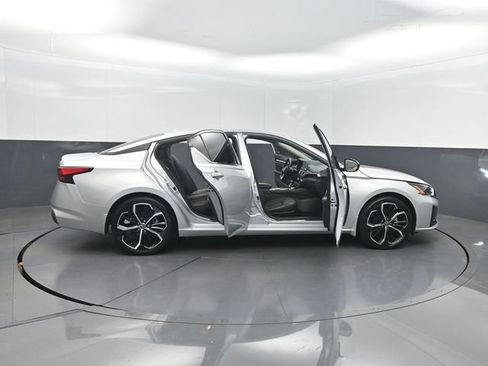 Used 2025 Nissan Altima 2.5 SR FWD image 34